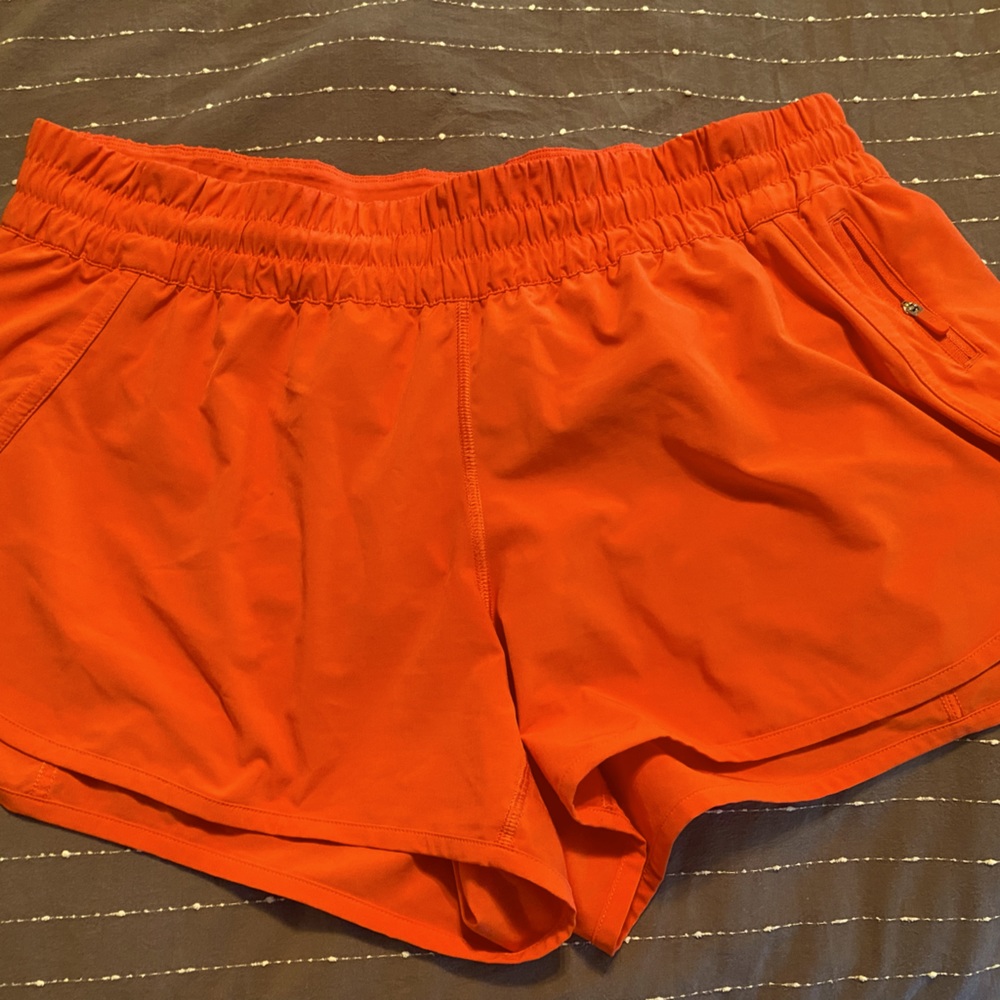 Lululemon mid rise track that short . Great condition . No stains or pulls .